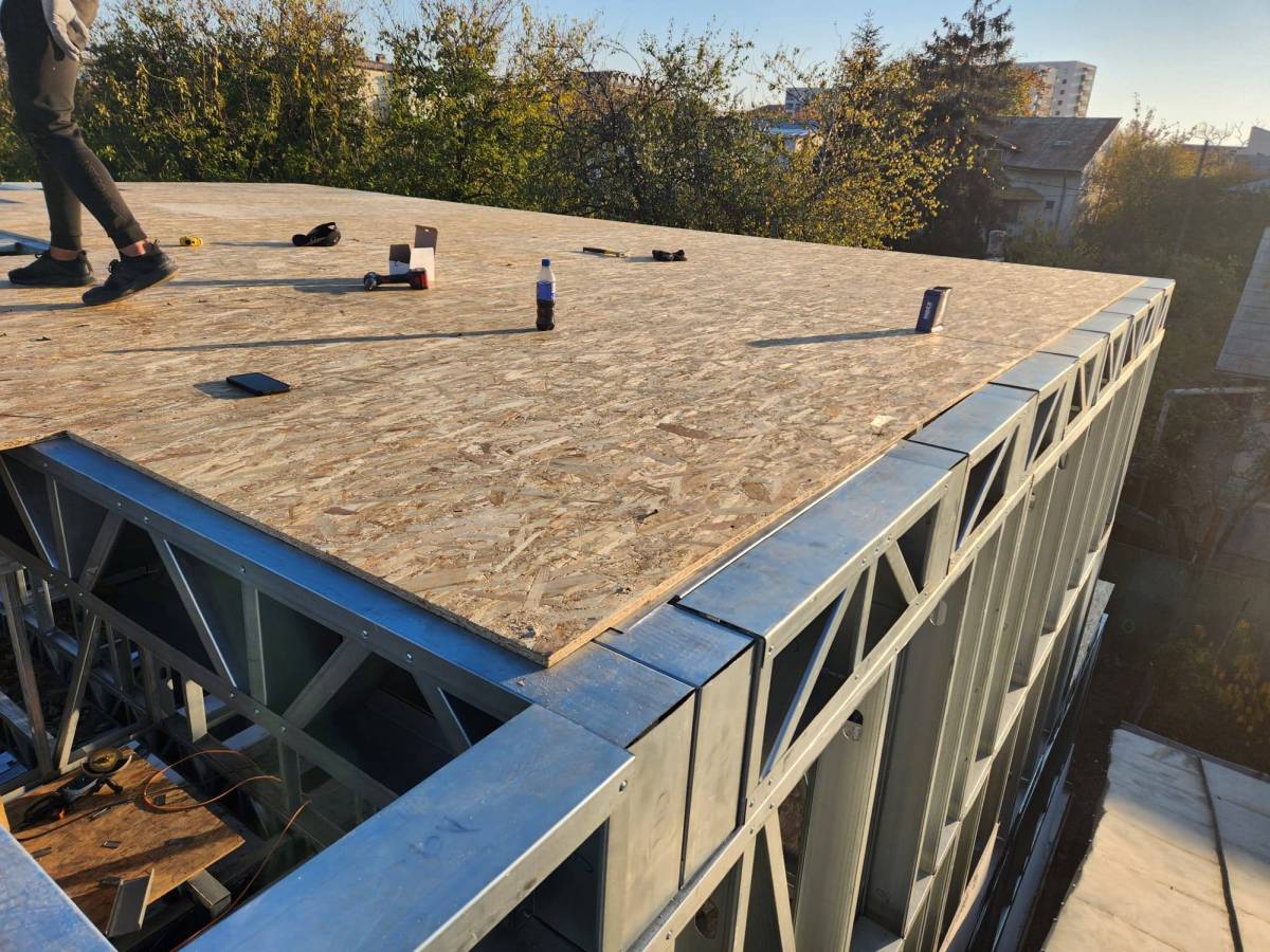 Aplicare strat fibrociment pe structura metalica santier Bucuresti