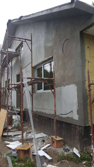Aplicare strat amorsa fatada pentru proiect casa metalica Craiova thumbnail