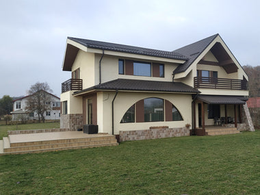 Aplicare accente decorative maro pe tencuiala decorativa la casa pe structura metalica in Saftica Ilfov