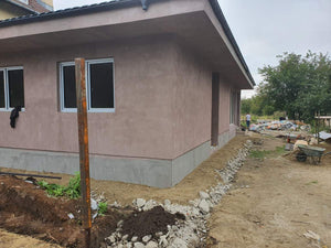 Aplicare adeziv si masa de spaclu casa structura metalica parter thumbnail
