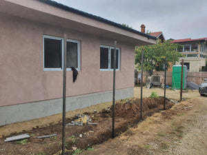 Aplicare adeziv si masa de spaclu casa structura metalica parter thumbnail