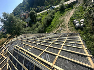 Aplicare folie anticondens si caroiaj sipci din lemn acoperis casa metalica thumbnail