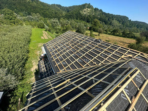 Aplicare folie anticondens si caroiaj sipci din lemn acoperis casa metalica thumbnail