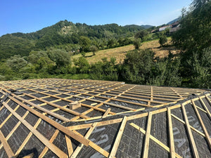 Aplicare folie anticondens si caroiaj sipci din lemn acoperis casa metalica thumbnail