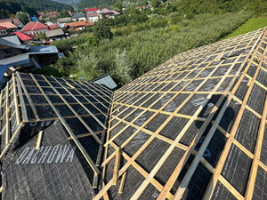 Aplicare folie anticondens si caroiaj sipci din lemn acoperis casa metalica thumbnail