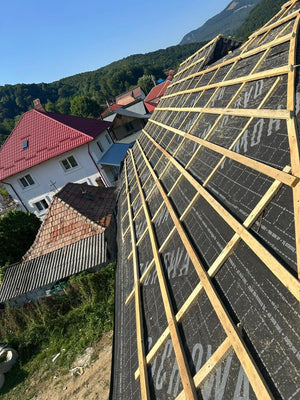 Aplicare folie anticondens si caroiaj sipci din lemn acoperis casa metalica thumbnail