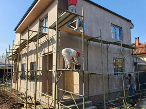Aplicare masa de spaclu in 2 straturi pe fatade casa metalica thumbnail