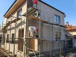 Aplicare masa de spaclu in 2 straturi pe fatade casa metalica thumbnail