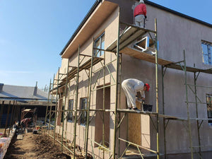 Aplicare masa de spaclu in 2 straturi pe fatade casa metalica thumbnail