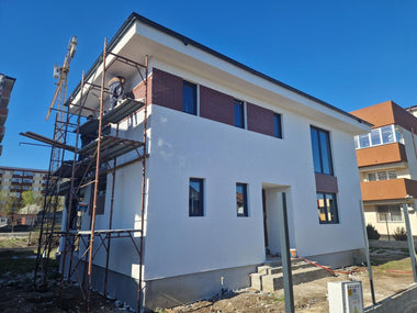 Aplicare placari decorative din caramida aparenta pe fatadele unei case cu structura metalica usoara