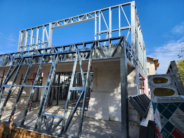 Aplicare strat fibrociment pe pereti exteriori casa P+E si etaj la stadiu de structura metalica