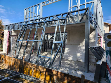 Aplicare strat fibrociment pe structura metalica usoara la casa cu etaj in constructie Bucuresti