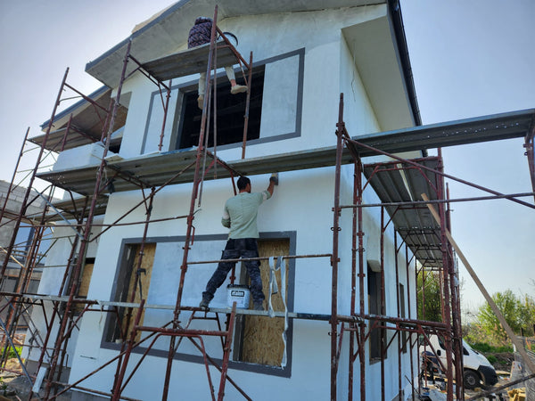Aplicare tencuiala decorativa casa metalica de 152 mp in santier