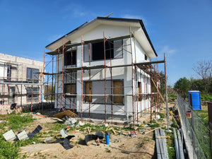 Aplicare tencuiala decorativa casa pe structura metalica vedere din exterior thumbnail