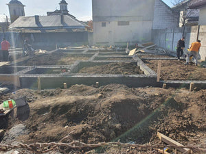 Casa cu etaj in faza de umplutura pamant si compactare a fundatiei thumbnail