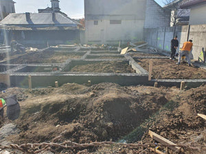 Casa cu etaj in faza de umplutura pamant si compactare a fundatiei thumbnail
