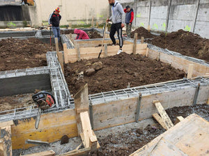 Casa cu etaj in faza de umplutura pamant si compactare a fundatiei thumbnail
