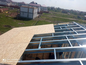 Casa in constructie inchideri exterioare acoperis prin placari OSB 20 mm thumbnail