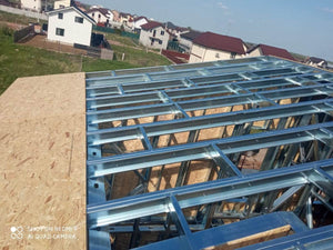 Casa in constructie inchideri exterioare acoperis prin placari OSB 20 mm thumbnail