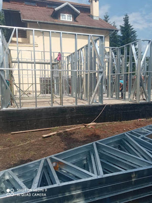 Casa in constructie montaj schelet metalic panouri pereti thumbnail