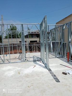 Casa in constructie montaj schelet metalic panouri pereti thumbnail