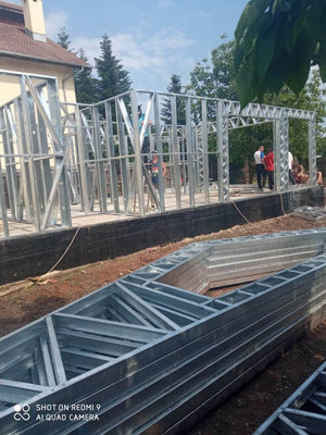 Casa in constructie montaj schelet metalic panouri pereti thumbnail