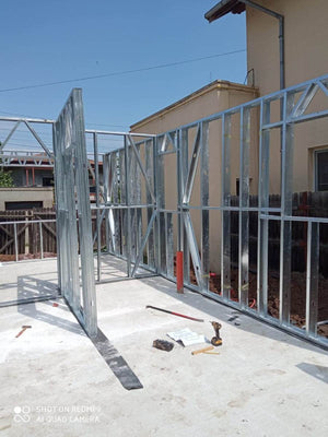 Casa in constructie montaj schelet metalic panouri pereti thumbnail