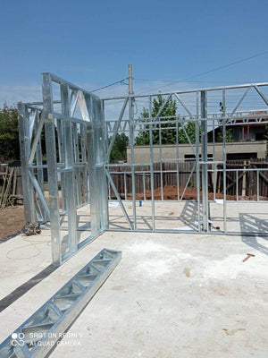 Casa in constructie montaj schelet metalic panouri pereti thumbnail