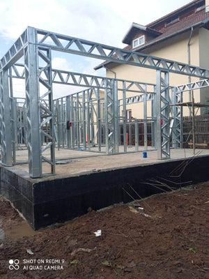 Casa in constructie montaj schelet metalic panouri pereti thumbnail