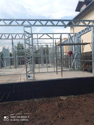 Casa in constructie montaj schelet metalic panouri pereti thumbnail