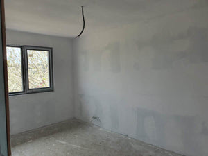 Casa metalica in santier aplicare strat amorsa si vinarom thumbnail