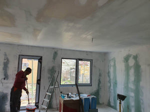 Casa metalica in santier aplicare strat amorsa si vinarom thumbnail