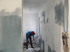 Casa metalica in santier aplicare strat amorsa si vinarom thumbnail