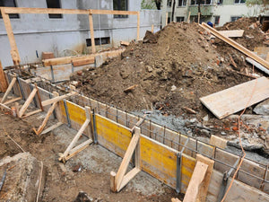 Cofrare elevatii fundatie casa metalica inainte de turnarea betonului thumbnail