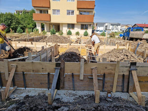 Cofrare turnare grinzi si compactare pamant si balast fundatie thumbnail