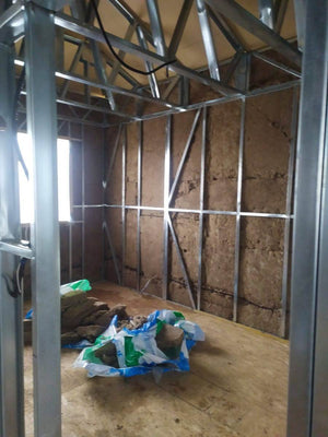 Constructie casa metalica umplutura cu vata bazaltica a peretilor interiori thumbnail