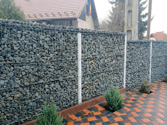 Constructie gard din beton metal si piatra sparta GA13 cu panouri metalice si fundatie continua