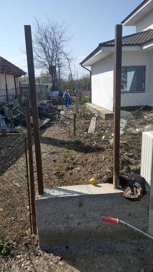 Constructie gard beton si lemn pentru casa metalica thumbnail