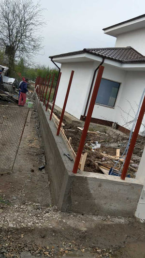 Constructie gard beton si lemn pentru casa metalica thumbnail