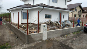 Constructie gard beton si lemn pentru casa metalica thumbnail