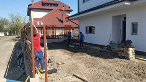 Constructie gard beton si lemn pentru casa metalica thumbnail