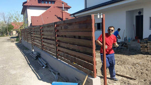 Constructie gard beton si lemn pentru casa metalica thumbnail