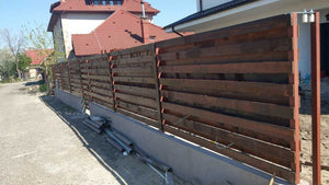 Constructie gard beton si lemn pentru casa metalica thumbnail