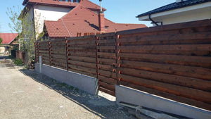 Constructie gard beton si lemn pentru casa metalica thumbnail