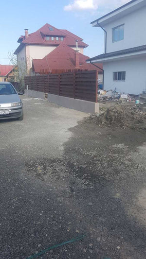 Constructie gard beton si lemn pentru casa metalica thumbnail