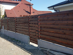 Constructie gard beton si lemn pentru casa metalica thumbnail