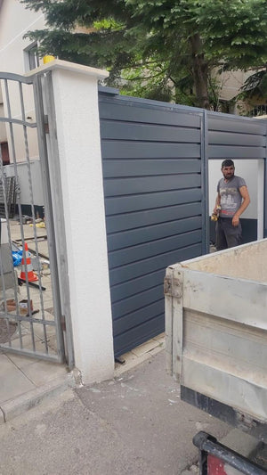 Constructie gard cu stalpi din beton si panouri metalice cu profil modern thumbnail