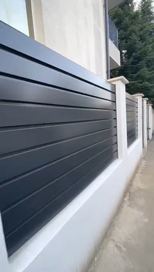 Constructie gard cu stalpi din beton si panouri metalice cu profil modern thumbnail