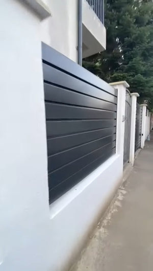 Constructie gard cu stalpi din beton si panouri metalice cu profil modern thumbnail