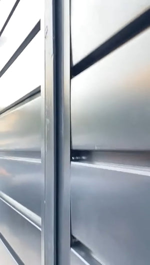 Constructie gard cu stalpi din beton si panouri metalice cu profil modern thumbnail